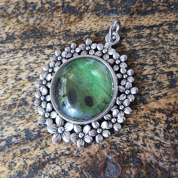 Real Butterfly Wing Floral Pendant Green - Picture 5 of 8